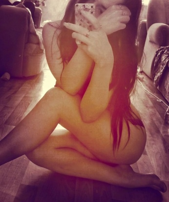 Я обеспечу тебе незабываемые моменты удовольствия и расслабления. 💋
У меня есть своя уютная квартира класса люкс в центре Москвы, где мы сможем насладиться друг другом с полной конфиденциальностью. У меня также есть возможность приехать к тебе, чтобы сделать нашу встречу еще более комфортной.
Мои услуги включают классический и эротический массаж, глубокий оральный секс, классический секс в позициях, анальный секс, ролевые игры и многое другое. Я открыта для экспериментов и готова исполнить самые сокровенные сексуальные фантазии.
У меня есть множество положительных отзывов от моих постоянных клиентов, которые говорят о моей нежности, страсти и профессионализме. Теперь твоя очередь испытать это на себе!
Прикрепляю несколько фото, чтобы ты мог увидеть, насколько прекрасна я. Если ты живешь в Москве или находишься здесь в командировке, обязательно свяжись со мной и я стану твоей незабываемой развлекательной компаньонкой. Ищу встречи без обязательств и дружбу. Жду тебя, мой красавчик! 😘 Вера